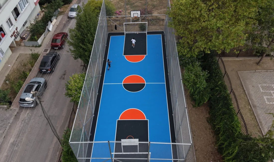 Çayırova Belediyesi Park ve Bahçeler Müdürlüğü ekipleri, ilçedeki parklarda bulunan