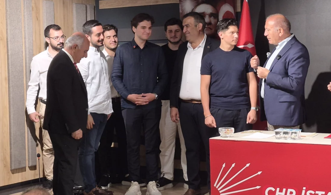 CHP İstanbul İl Başkanı Gürsel Tekin, partiye katılan yeni üyeleri