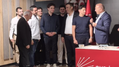 CHP İstanbul İl Başkanı Gürsel Tekin, partiye katılan yeni üyeleri