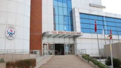 Çiğli Belediye Başkanı Onur Emrah Yıldız’ın makam aracına belediye otoparkında
