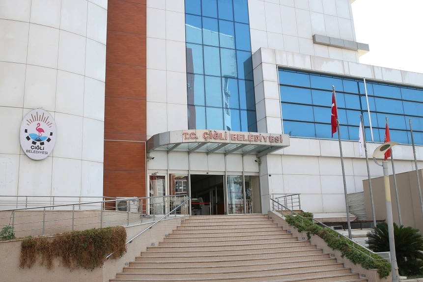 Çiğli Belediye Başkanı Onur Emrah Yıldız’ın makam aracına belediye otoparkında