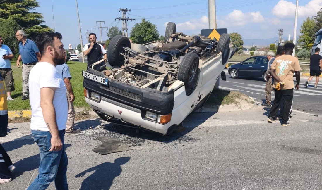 Düzce’de D-100 Karayolu Hal Kavşağı’nda hafif ticari araç ile otomobilin