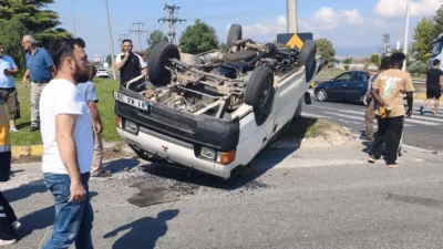 Düzce’de D-100 Karayolu Hal Kavşağı’nda hafif ticari araç ile otomobilin