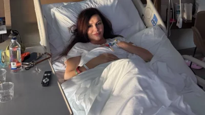 Şarkıcı Deniz Seki, geçirdiği ameliyatın ardından hastaneden sevenlerine seslendi. Ağrılarının