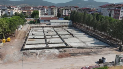 Kocaeli Büyükşehir Belediye Başkanı Tahir Büyükakın, dönüşüm çalışmaları başlayan Derince