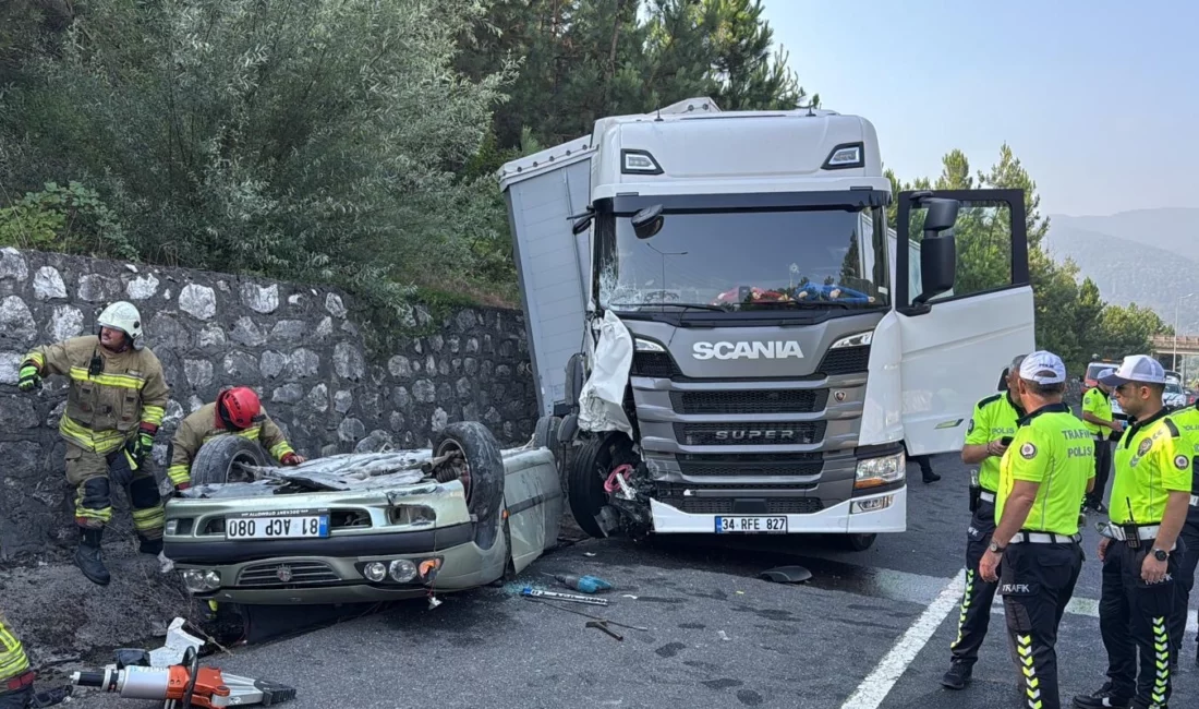 Düzce’de otomobil ile tırın çarpışması sonucu meydana gelen trafik kazasında,