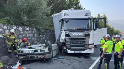 Düzce’de otomobil ile tırın çarpışması sonucu meydana gelen trafik kazasında,