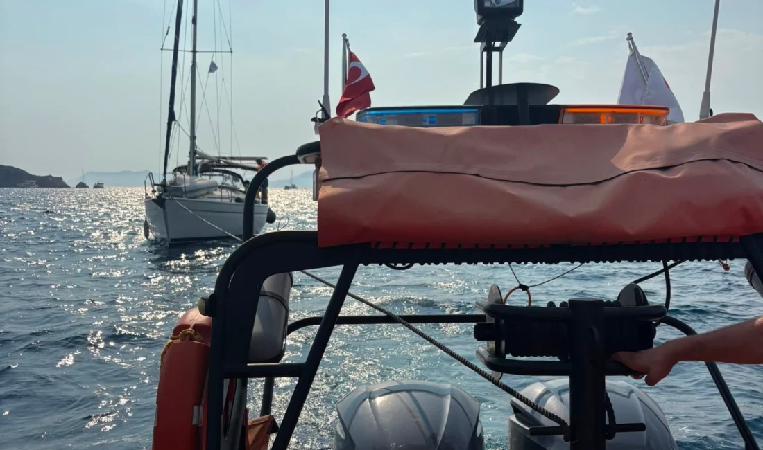 Muğla’nın Fethiye ilçesinde makine arızası nedeniyle sürüklenen ve içerisinde 3
