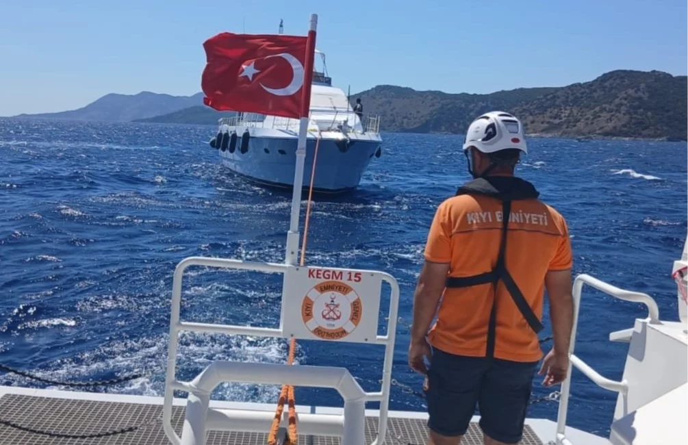 Fethiye Tersane Adası açıklarında makine arızası nedeniyle sürüklenen, 4 kişinin