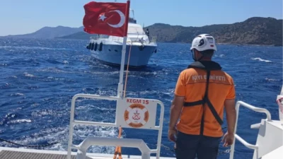 Fethiye Tersane Adası açıklarında makine arızası nedeniyle sürüklenen, 4 kişinin