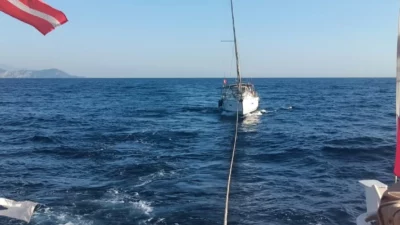 Muğla’nın Fethiye ilçesi Tersane Adası açıklarında sürüklenen, içerisinde 5 kişinin