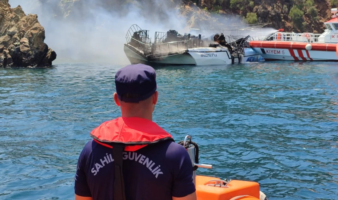 Fethiye Katrancı Koyu’nda “İmparator Atilla” isimli gezinti teknesinde yangın çıktı.