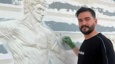 Heykel ve rölyef sanatçısı Berat Çelik, özgün tasarımlarıyla iş yerleri,