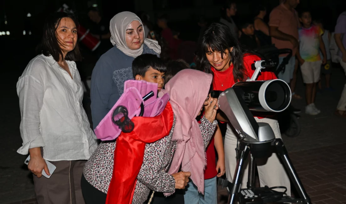 Bornova Belediyesi, Aşık Veysel Rekreasyon Alanı’nda başlattığı "Teleskoplarla Gökyüzü Gözlemi"