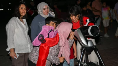Bornova Belediyesi, Aşık Veysel Rekreasyon Alanı’nda başlattığı "Teleskoplarla Gökyüzü Gözlemi"