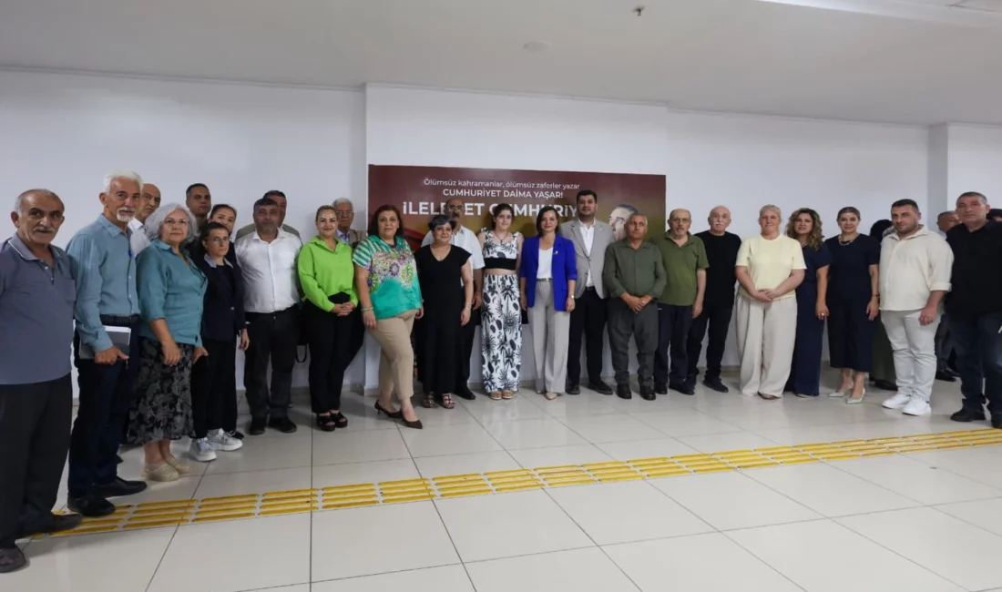 İzmir'de Karabağlar Belediye Başkanı Helil Kınay başkanlığındaki Ağustos ayı meclis