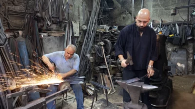 İzmir’in tarihi Kemeraltı Çarşısı’nda geleneksel zanaatlar, son ustaların ellerinde yaşamaya