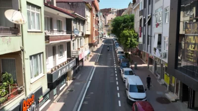 Kocaeli Büyükşehir’in çalışmalarıyla Darıca’nın yolları ve caddeleri yenilenirken, ulaşım daha