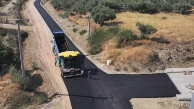 Manisa Büyükşehir Belediyesi, kentin dört bir yanında sürdürdüğü yol hamlesine
