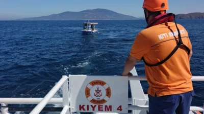 Marmara Adası açıklarında makine arızası nedeniyle sürüklenen, içinde 2 kişinin