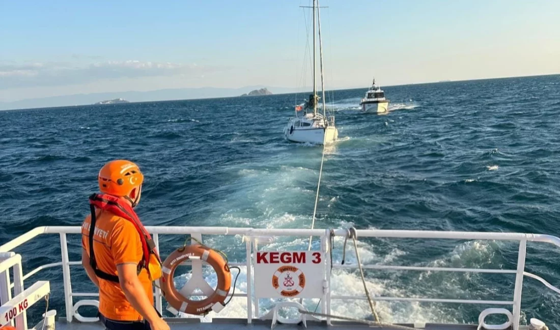 İstanbul Moda açıklarında sürüklenen 8 metre boyundaki başıboş tekne, Kıyı