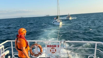 İstanbul Moda açıklarında sürüklenen 8 metre boyundaki başıboş tekne, Kıyı