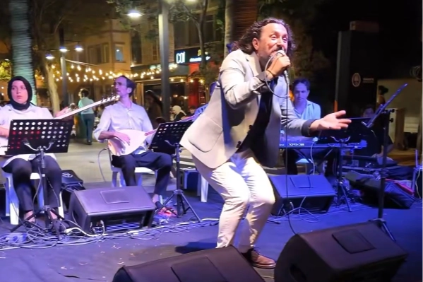 Bursa Büyükşehir Belediyesi’nin “Sahil Konserleri” kapsamında Mudanya Mütareke Meydanı’nda düzenlenen