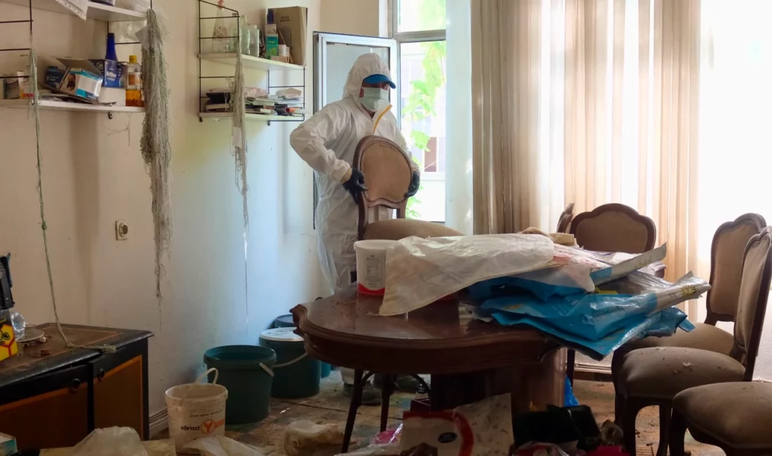 Yıldırım Belediyesi ekipleri, Vatan Mahallesi'ndeki bir çöp evi mahkeme kararıyla
