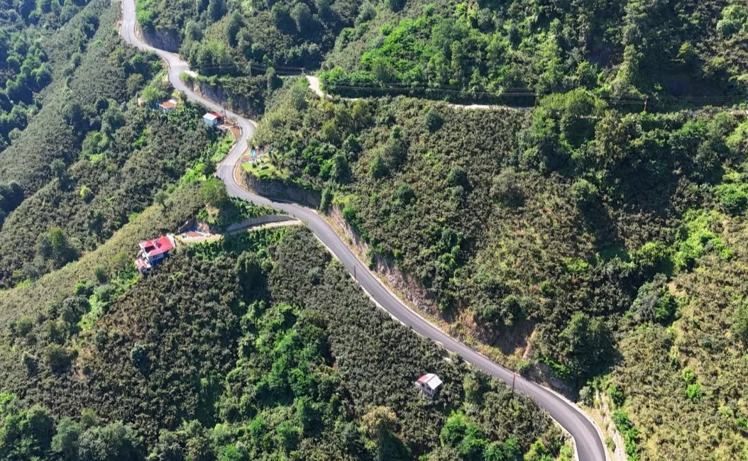 Ordu Büyükşehir Belediyesi, yıllardır süren yol sorunlarına çözüm getirerek bölge