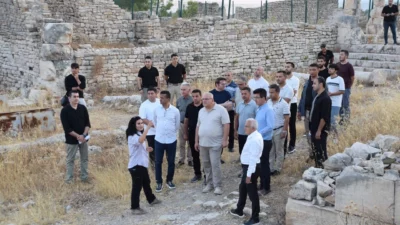 Antalya'da Kumluca Belediye Başkanı Mesut Avcıoğlu, beraberindeki kamu yöneticileri ve