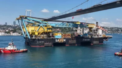 Dünyanın en büyük vinç gemilerinden Saipem 7000, İstanbul ve Çanakkale