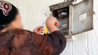 Şanlıurfa’nın Eyyübiye ilçesinde kaçak elektrik denetimi yapan Dicle Elektrik ekipleri,
