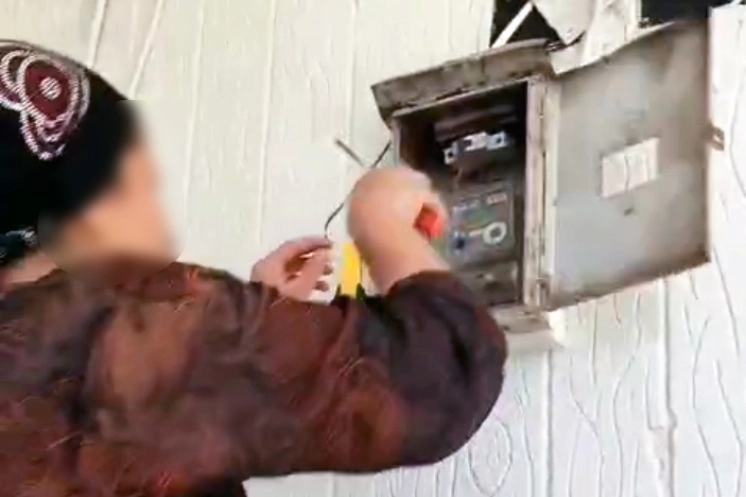 Şanlıurfa’nın Eyyübiye ilçesinde kaçak elektrik denetimi yapan Dicle Elektrik ekipleri,