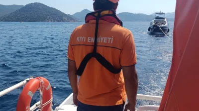 Muğla'da Tersane Adası önlerinde makine arızası yaşayan ve içinde 3