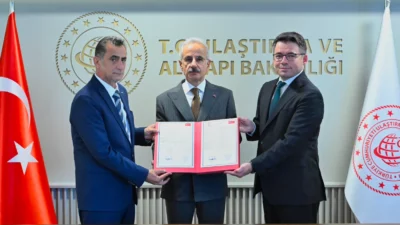 Ulaştırma ve Altyapı Bakanı Abdulkadir Uraloğlu, TÜRASAŞ tarafından üretilen yerli