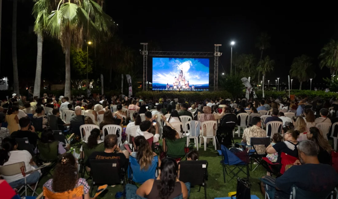 Mersin Büyükşehir Belediyesi’nin yaz akşamlarını sinema keyfiyle buluşturduğu açık hava
