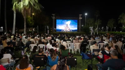 Mersin Büyükşehir Belediyesi’nin yaz akşamlarını sinema keyfiyle buluşturduğu açık hava