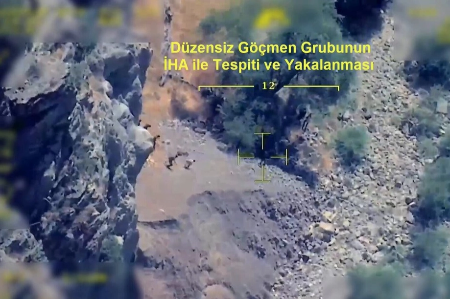 Jandarma ekiplerinin 18 ilde düzenlediği operasyonlarda göçmen kaçakçılığı yaptığı belirlenen