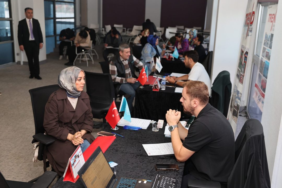 Nilüfer Belediyesi, iş arayanlar ile iş verenleri buluşturduğu toplu iş