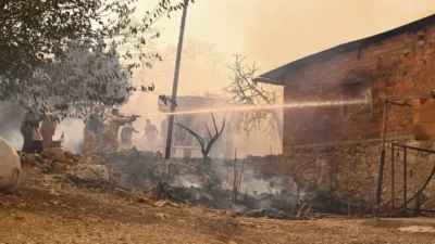 Antalya’nın Aksu ilçesi Karaöz mevkiinde çıkan orman yangınını kontrol altına