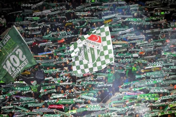 Bursaspor, kombine sahibi taraftarların maçlık kombine transferi için tanınan süreyi