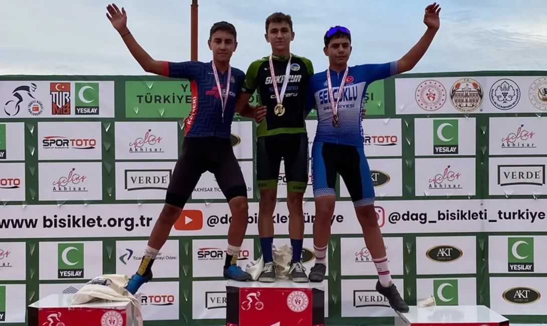 Sakarya Büyükşehir Belediyesi Spor Kulübü Bisiklet takımının genç sporcuları, Manisa’da