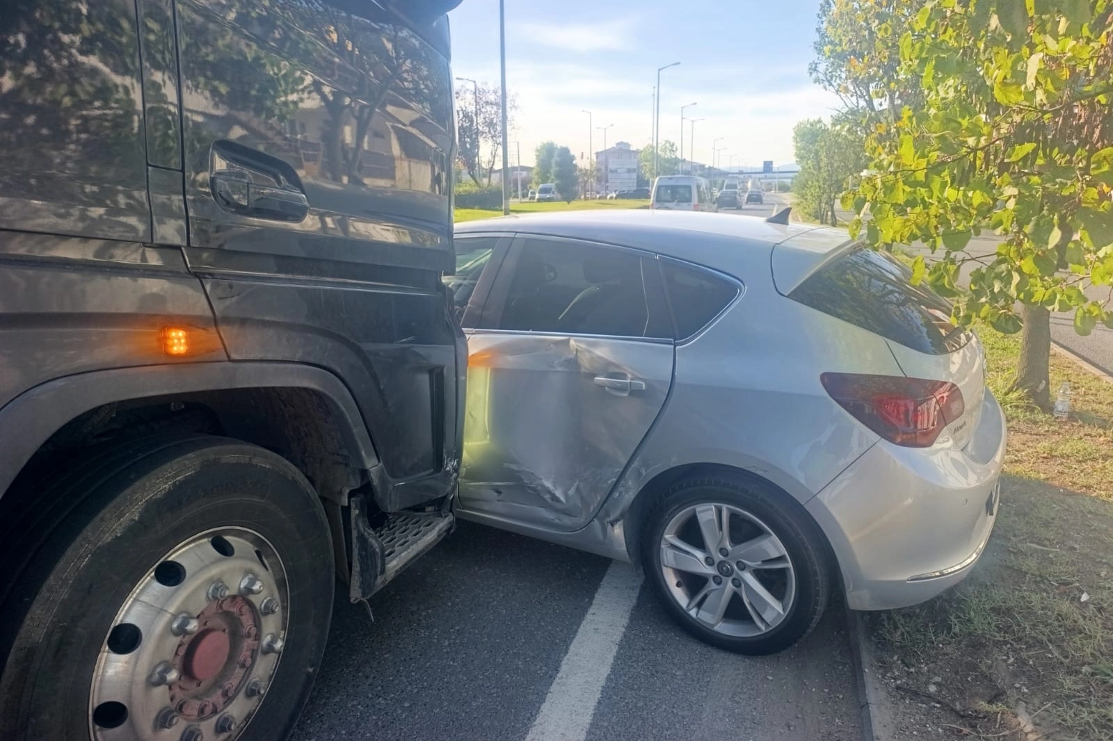 Düzce’de D-100 kara yolu Soğancı Kavşağı’nda tır ile otomobilin çarpışması