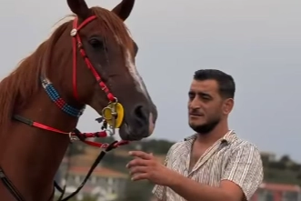 İpsala’nın Köprü Mahallesi’nde yaşayan Samet Aras, beslediği Arap atıyla yalnızca