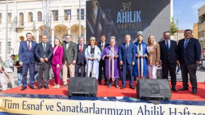 İzmir'de Konak Atatürk Meydanı’ndaki etkinliklerde ahilik geleneği, zeybek gösterileri ve