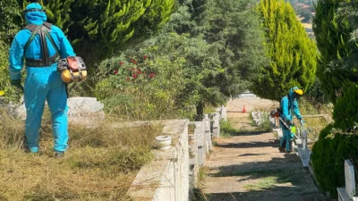 Kocaeli Büyükşehir Belediyesi Mezarlıklar Şube Müdürlüğü ekipleri, İzmit ilçesindeki mezarlıklarda