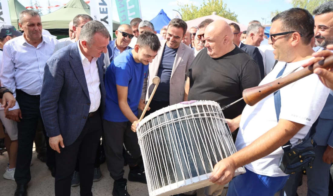 Kocaeli Büyükşehir Belediye Başkanı Tahir Büyükakın, Körfez Karadenizliler Derneği tarafından