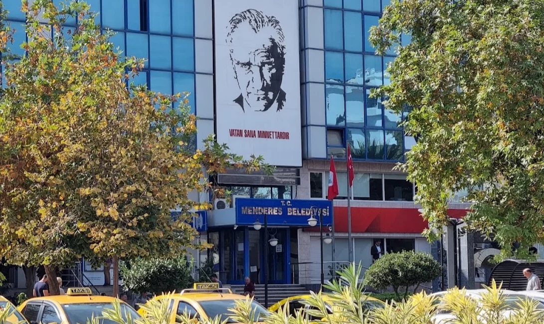 İzmir'in Menderes ilçesinde rüşvet, irtikap ve sahtecilik iddialarına ilişkin yürütülen
