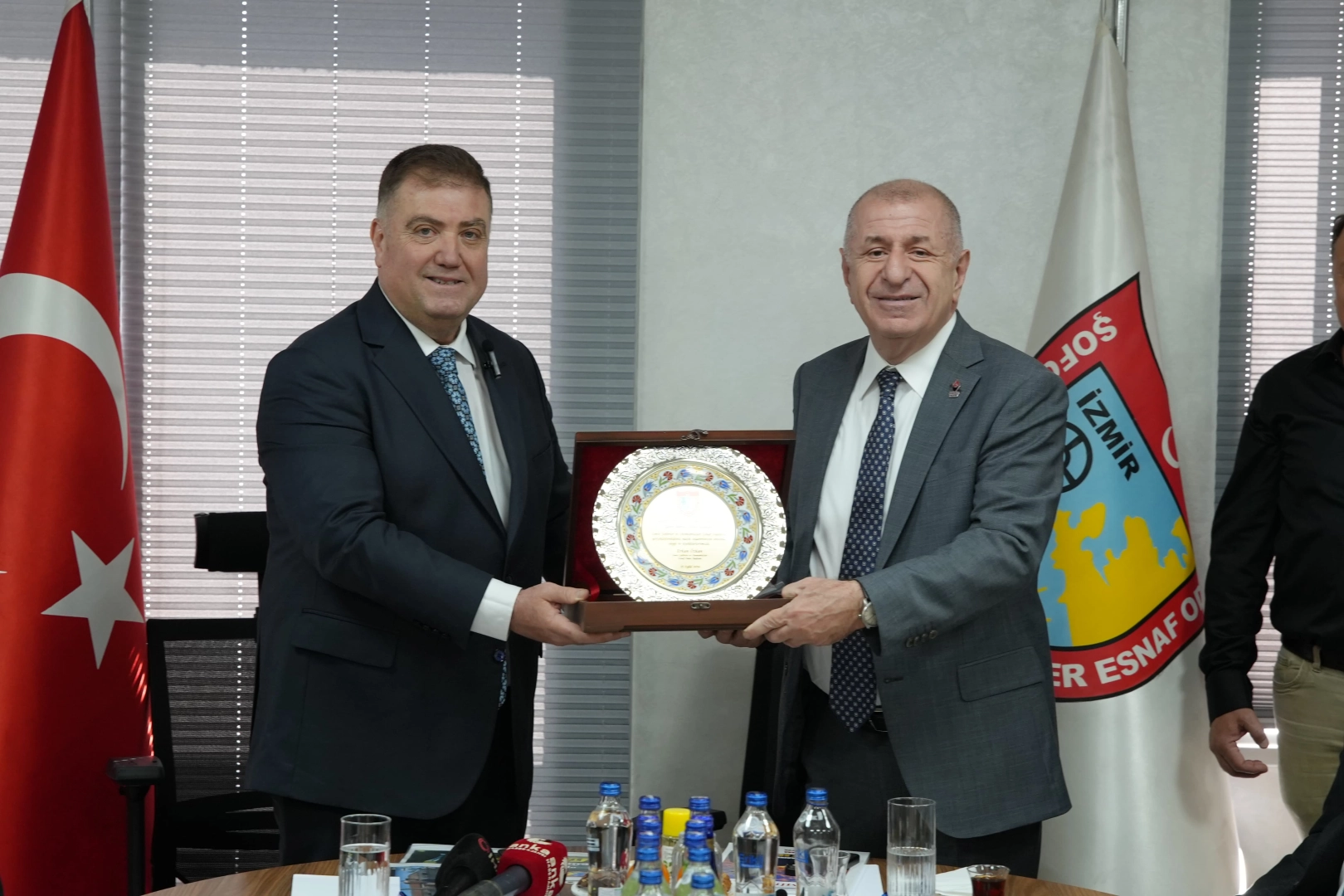 Zafer Partisi Genel Başkanı Prof. Dr. Ümit Özdağ, taksi ve