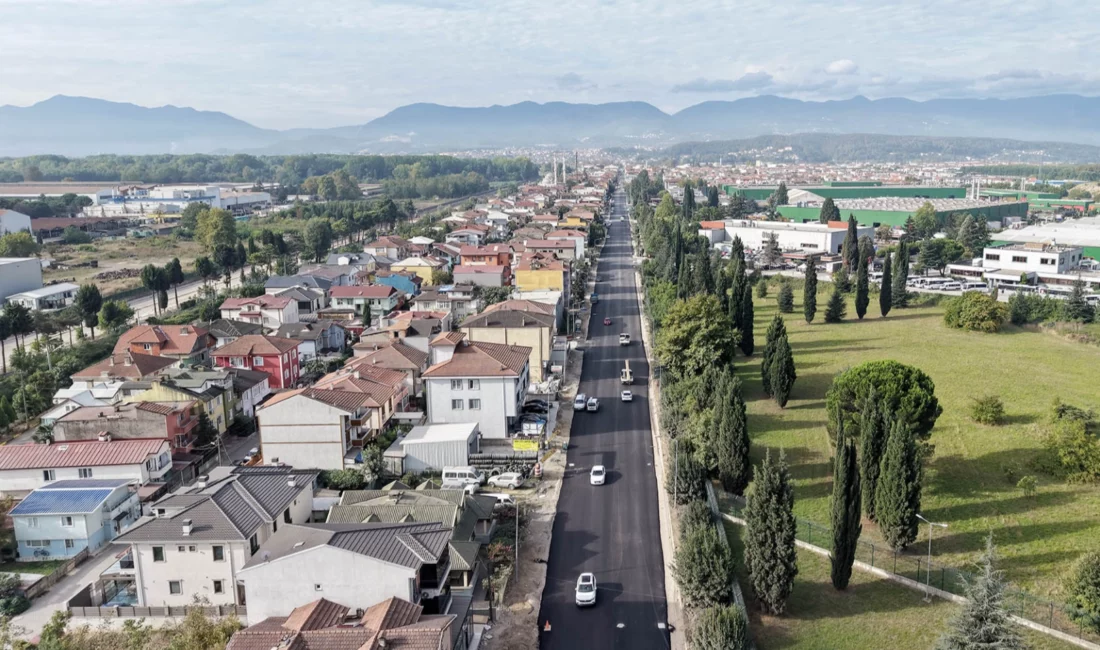 Sakarya Büyükşehir Belediyesi, Arifiye’nin can damarı konumundaki Atatürk Caddesi’nde sürdürülen